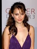 Natalie Portman con vestido lila Escotado